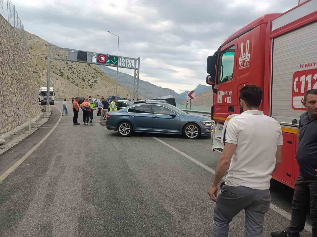 ERZURUM’UN UZUNDERE İLÇESİNDE YER ALAN PİRİNKAYALAR TÜNELİ ÇIKIŞINDA İKİ OTOMOBİLİN KAFA KAFAYA...