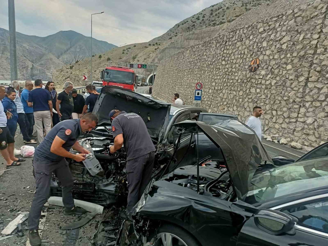 ERZURUM’UN UZUNDERE İLÇESİNDE YER ALAN PİRİNKAYALAR TÜNELİ ÇIKIŞINDA İKİ OTOMOBİLİN KAFA KAFAYA...