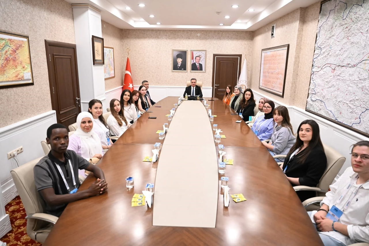 ERZURUM VALİSİ AYDIN BARUŞ, ERZURUM TEKNİK ÜNİVERSİTESİ TÜRKÇE ÖĞRETİMİ UYGULAMA VE ARAŞTIRMA...