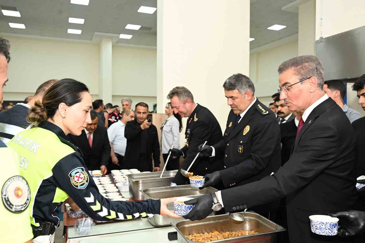 ERZURUM VALİSİ AYDIN BARUŞ, İL EMNİYET MÜDÜRLÜĞÜNDE DÜZENLENEN PROGRAMDA EMNİYET PERSONELİNE AŞURE...
