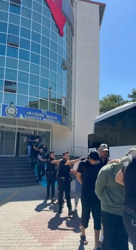 EŞ ZAMANLI OPERASYONDA GÖZALTINA ALINAN 11 YABANCI UYRUKLU ŞÜPHELİDEN 5'İ TUTUKLANDI, 6 ŞÜPHELİ...
