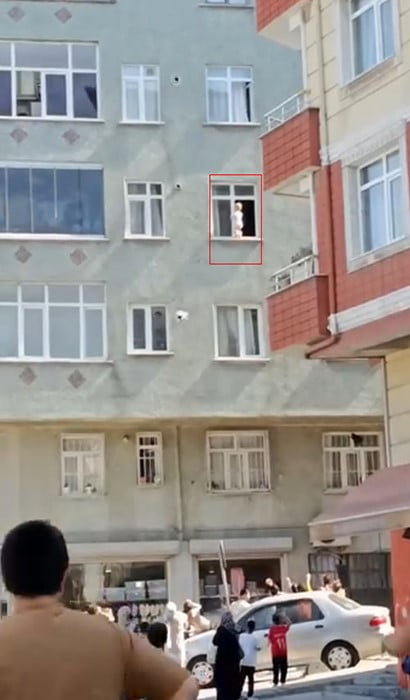 ESENLER'DE 3'ÜNCÜ KATTAKİ BİR DAİRENİN PENCERESİNE ÇIKAN BEBEĞİN MERMER ÜZERİNDE YÜRÜDÜĞÜ ANLAR...