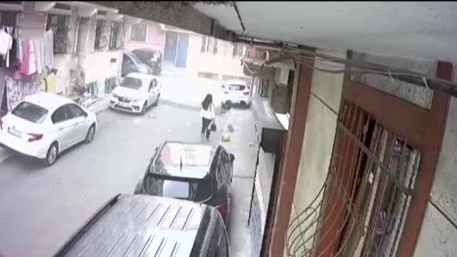 Esenler'de fırtınada çatı sokağa uçtu: Çocuklar çatının altında kalmaktan son anda böyle...