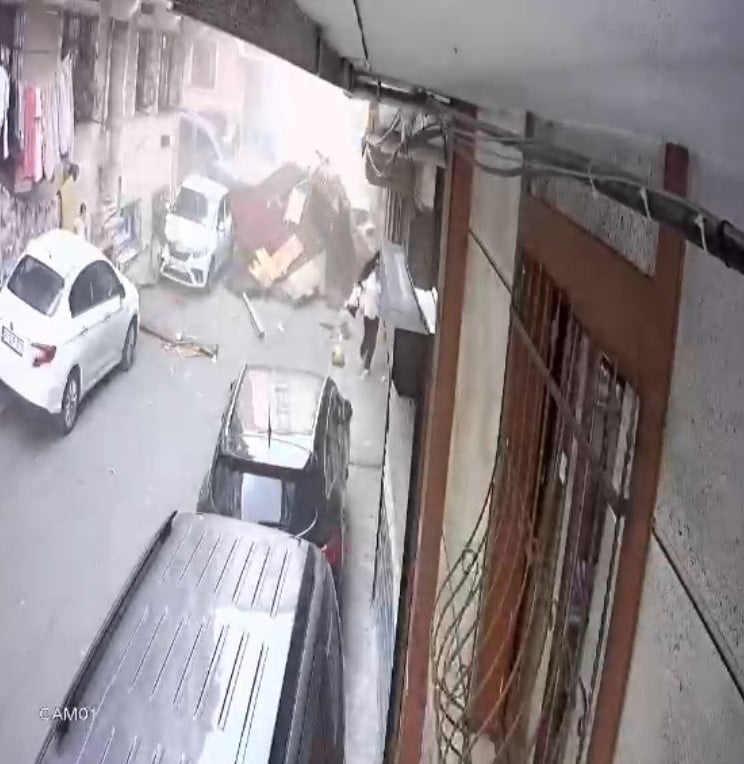 ESENLER’DE ETKİLİ OLAN ŞİDDETLİ FIRTINADA BİR BİNANIN ÇATISI YERİNDEN SÖKÜLEREK SOKAĞA UÇTU. O...