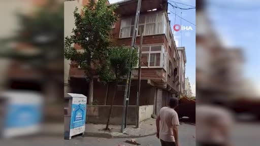 Esenler’de fırtınada çatı sokağa uçtu: "Karşı binanın çöktüğünü sandım"