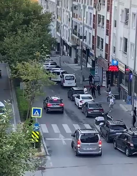 ESENYURT'TA BİR EMLAKÇIDA BAŞLAYIP BIÇAKLI KOVALAMACAYA DÖNEN KAVGA ANLARI CEP TELEFONU KAMERASINA...