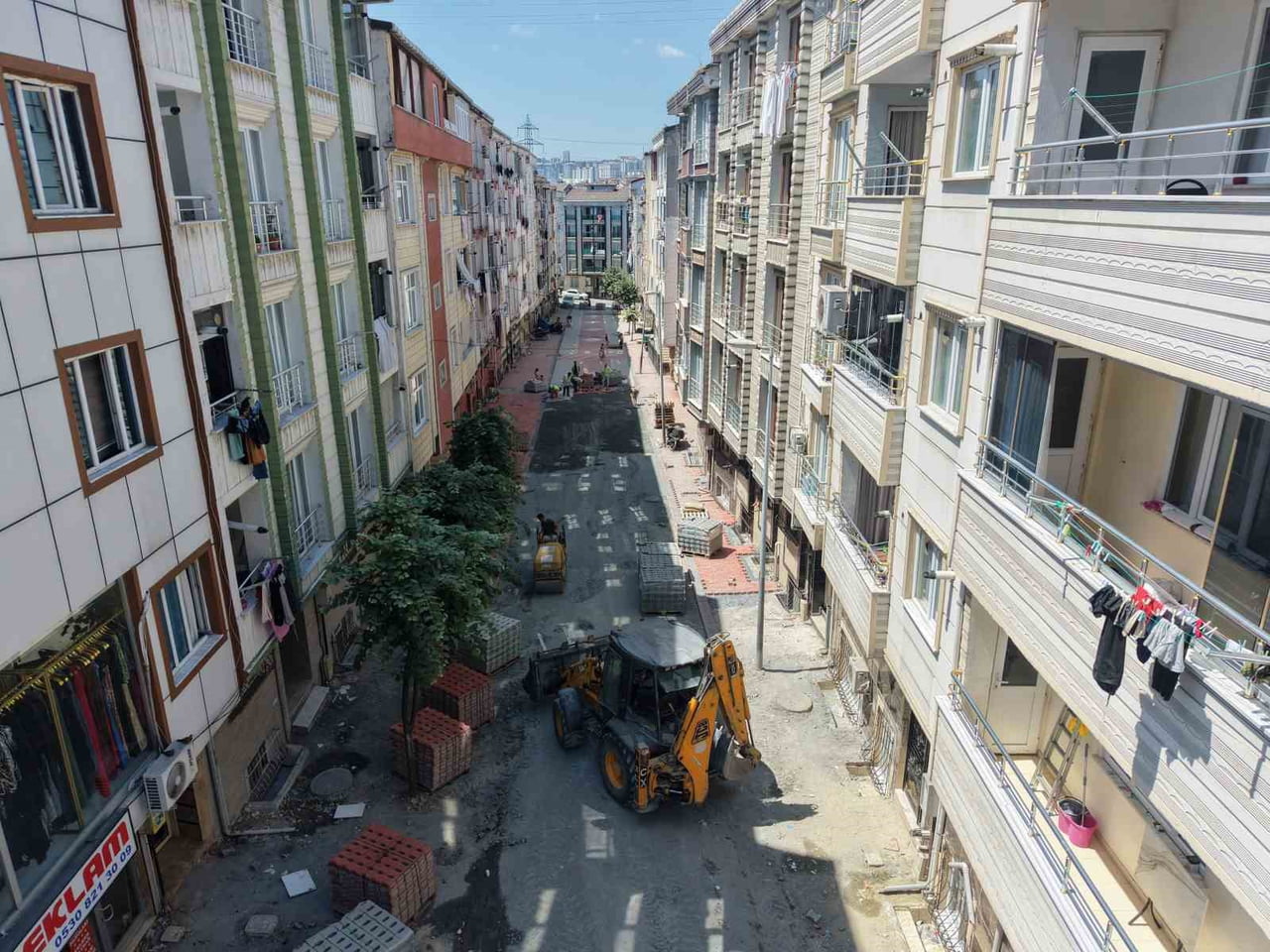 ESENYURT'TA YOL YENİLEME ÇALIŞMALARIYLA ULAŞIM DAHA GÜVENLİ VE KONFORLU HALE GETİRİLİYOR. ESENYURT...