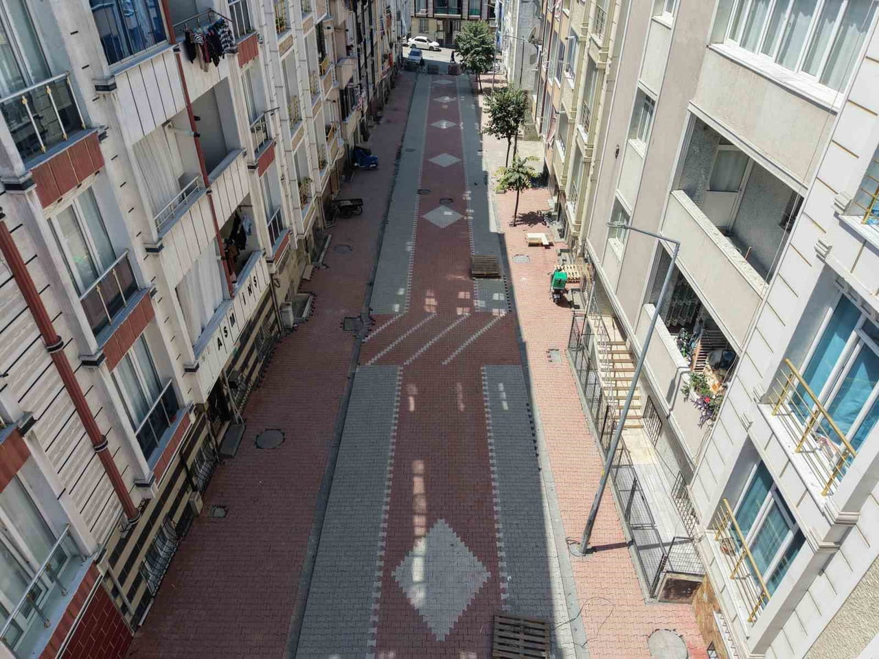 ESENYURT'TA YOL YENİLEME ÇALIŞMALARIYLA ULAŞIM DAHA GÜVENLİ VE KONFORLU HALE GETİRİLİYOR. ESENYURT...