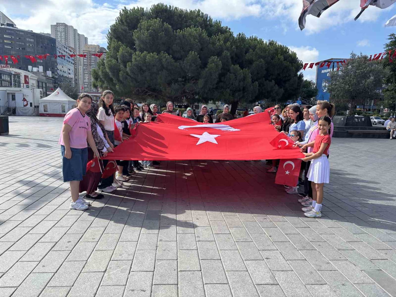 ESENYURT BELEDİYESİ, 15 TEMMUZ DEMOKRASİ VE MİLLÎ BİRLİK GÜNÜ KAPSAMINDA İLÇEDEKİ ÇOCUKLAR VE...
