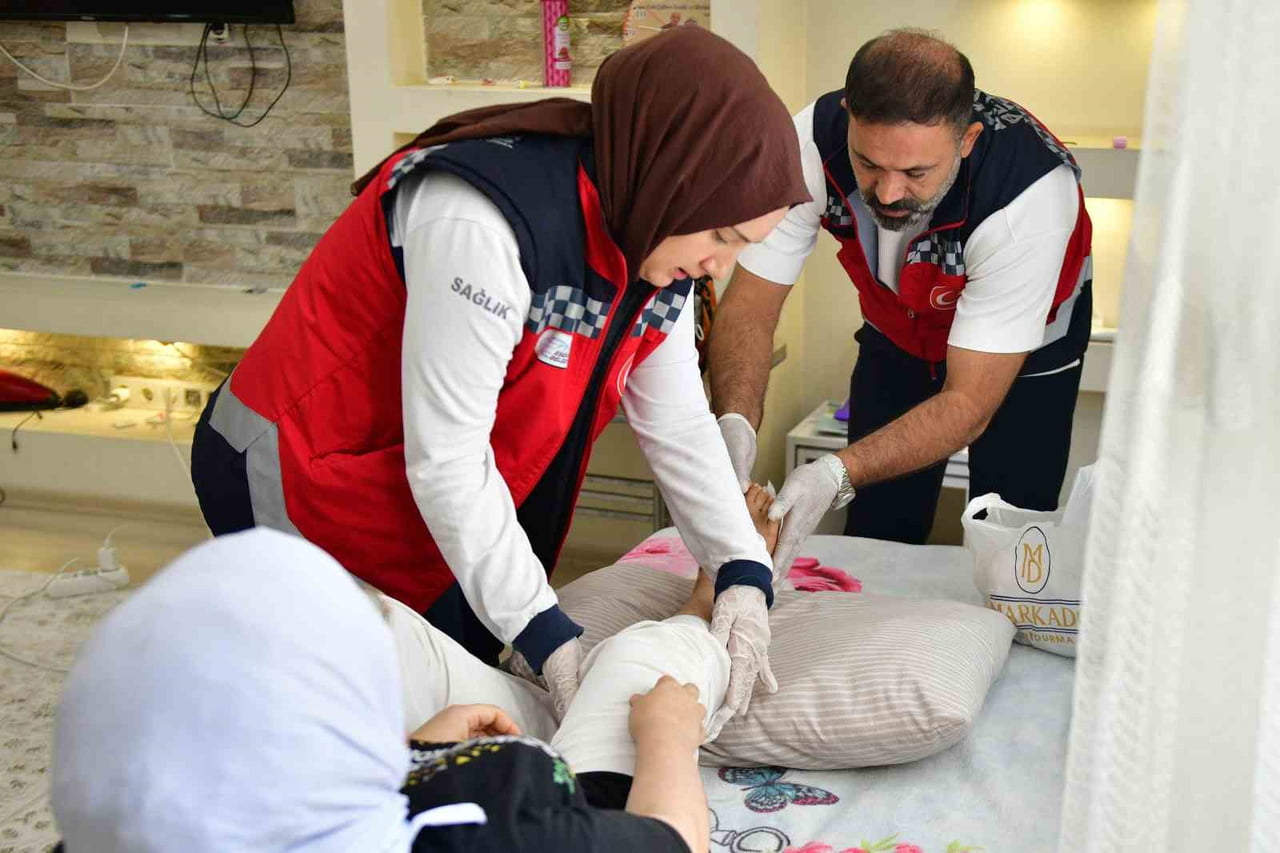 ESENYURT BELEDİYESİ, HASTANEYE GİTMEKTE ZORLANAN HASTA VE YAŞLI VATANDAŞLARA ÜCRETSİZ EVDE SAĞLIK...