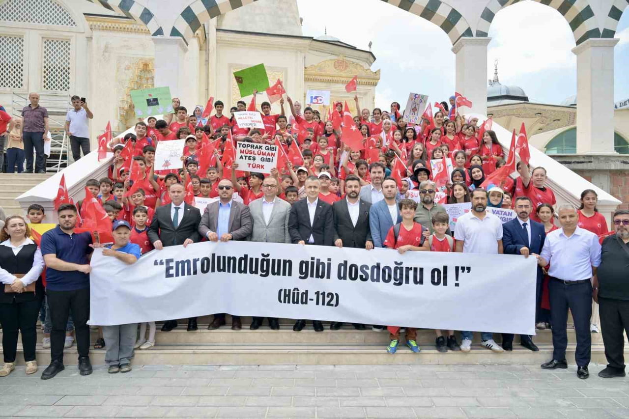 ESENYURT CUMHURİYET MEYDANI’NDA DÜZENLENEN PROGRAMDA O GECE ŞEHİT VE GAZİ OLAN YÜZLERCE VATANDAŞ...