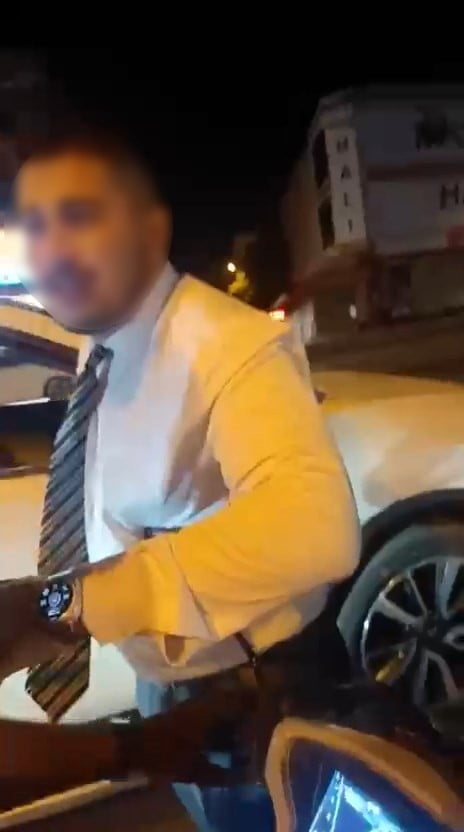 ESENYURT İLÇESİNDE BİR TRAFİK MAGANDASI, YOL VERME NEDENİYLE TARTIŞTIĞI MOTOSİKLETLİYE ÖNCE KÜFÜR...