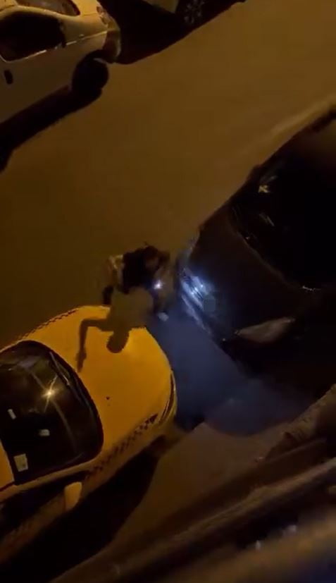 ESENYURT’TA ELİ SİLAHLI BİR ADAM, "NAMUS MESELESİ" DİYEREK EV BASTI. KIZ KARDEŞİYLE SORUN YAŞADIĞI...