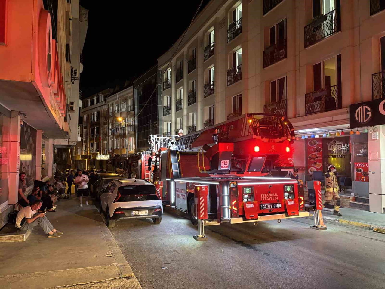 ESENYURT’TA OTELDE YANGIN ÇIKTI: ÇOK SAYIDA VATANDAŞ MAHSUR KALDI