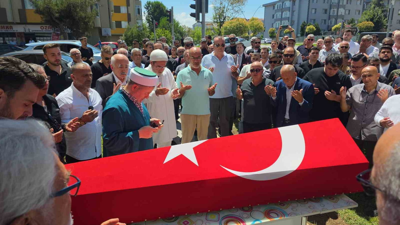 ESKİ MİLLETVEKİLİ MEHMET CEMAL ÖZTAYLAN İÇİN BANDIRMA'DA CENAZE TÖRENİ DÜZENLENDİ