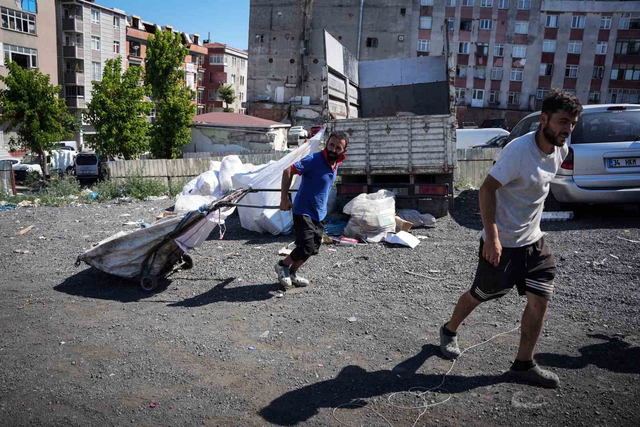 ESKİDEN 1 SAATTE TOPLADIKLARI ŞİŞE MİKTARINI ARTIK 5 GÜNDE TOPLAYAMADIKLARINI BELİRTEN KAĞIT...