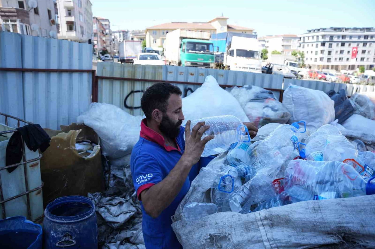 ESKİDEN 1 SAATTE TOPLADIKLARI ŞİŞE MİKTARINI ARTIK 5 GÜNDE TOPLAYAMADIKLARINI BELİRTEN KAĞIT...