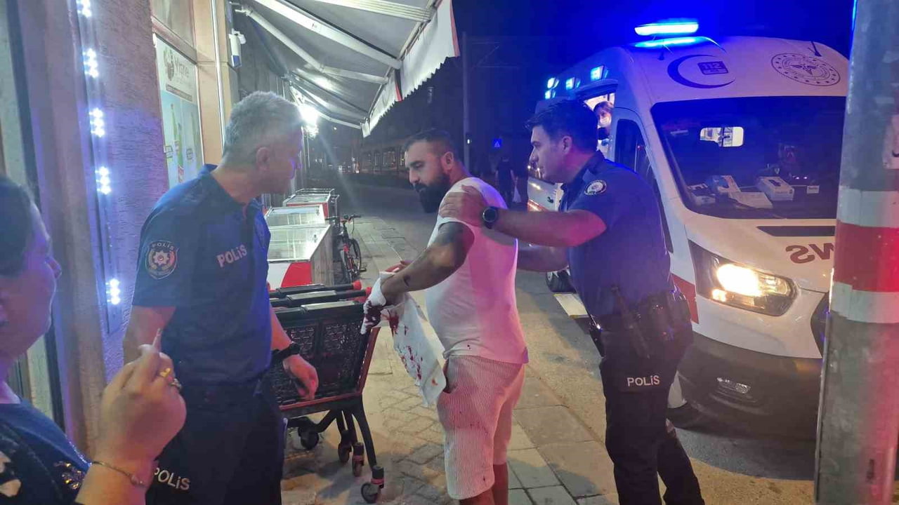 ESKİŞEHİR'DE 2 KİŞİ ARASINDA ÇIKAN BIÇAKLI KAVGADA YARALANAN VE ELİNDEKİ SİGARA İLE AMBULANSA...