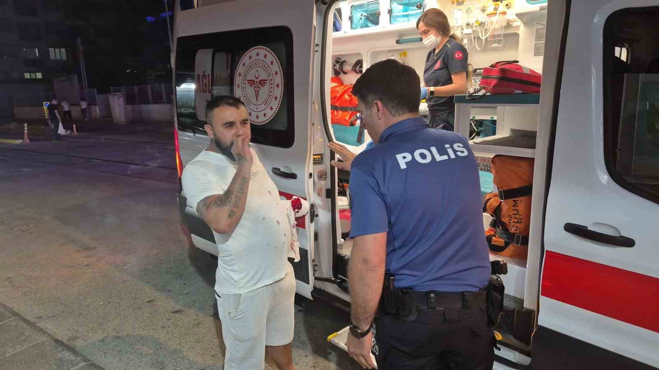 ESKİŞEHİR'DE 2 KİŞİ ARASINDA ÇIKAN BIÇAKLI KAVGADA YARALANAN VE ELİNDEKİ SİGARA İLE AMBULANSA...