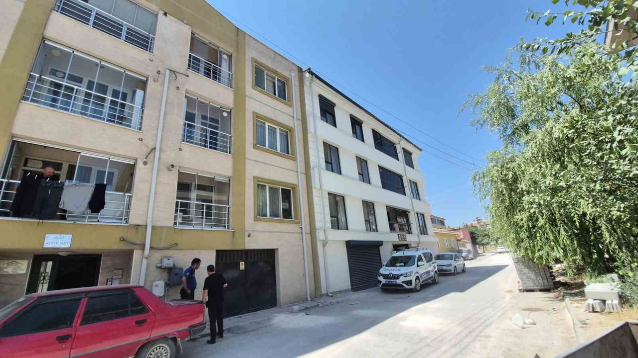 ESKİŞEHİR'DE 3'ÜNCÜ KATTAKİ EVLERİNİN PENCERESİNDEN HENÜZ BİLİNMEYEN BİR SEBEPLE AŞAĞI DÜŞEN 3...
