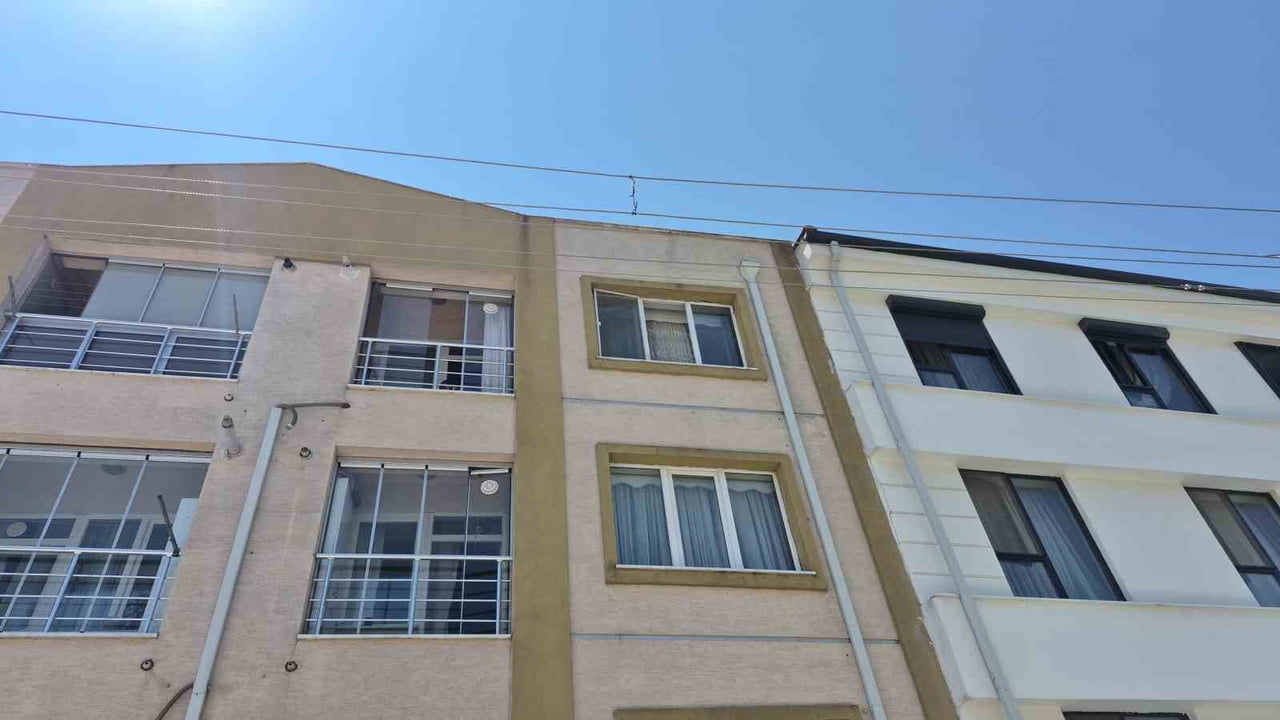 ESKİŞEHİR'DE 3'ÜNCÜ KATTAKİ EVLERİNİN PENCERESİNDEN HENÜZ BİLİNMEYEN BİR SEBEPLE AŞAĞI DÜŞEN 3...