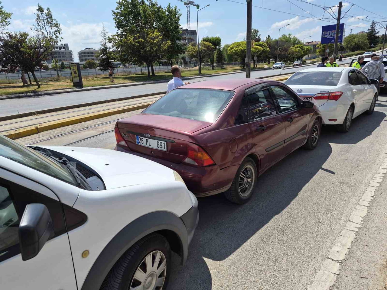 ESKİŞEHİR'DE 3 ARACIN KARIŞTIĞI ZİNCİRLEME TRAFİK KAZASI MADDİ HASAR İLE ATLATILDI.