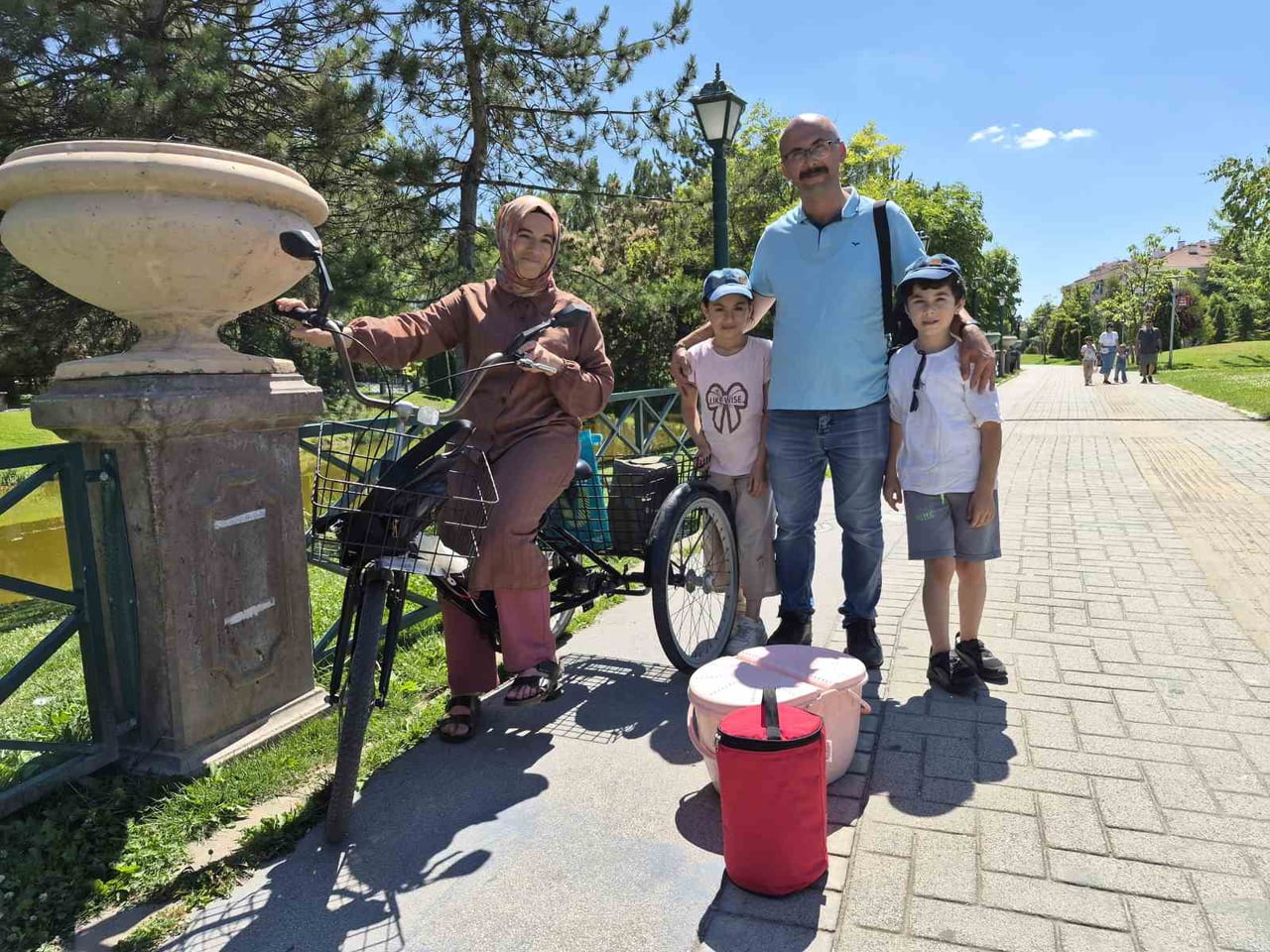 ESKİŞEHİR'DE 8 YAŞINDAKİ NAİL EREN VE 9 YAŞINDAKİ KARDEŞİ TENZİLE, EBEVEYNLERİNİN GÖZETİMİNDE...