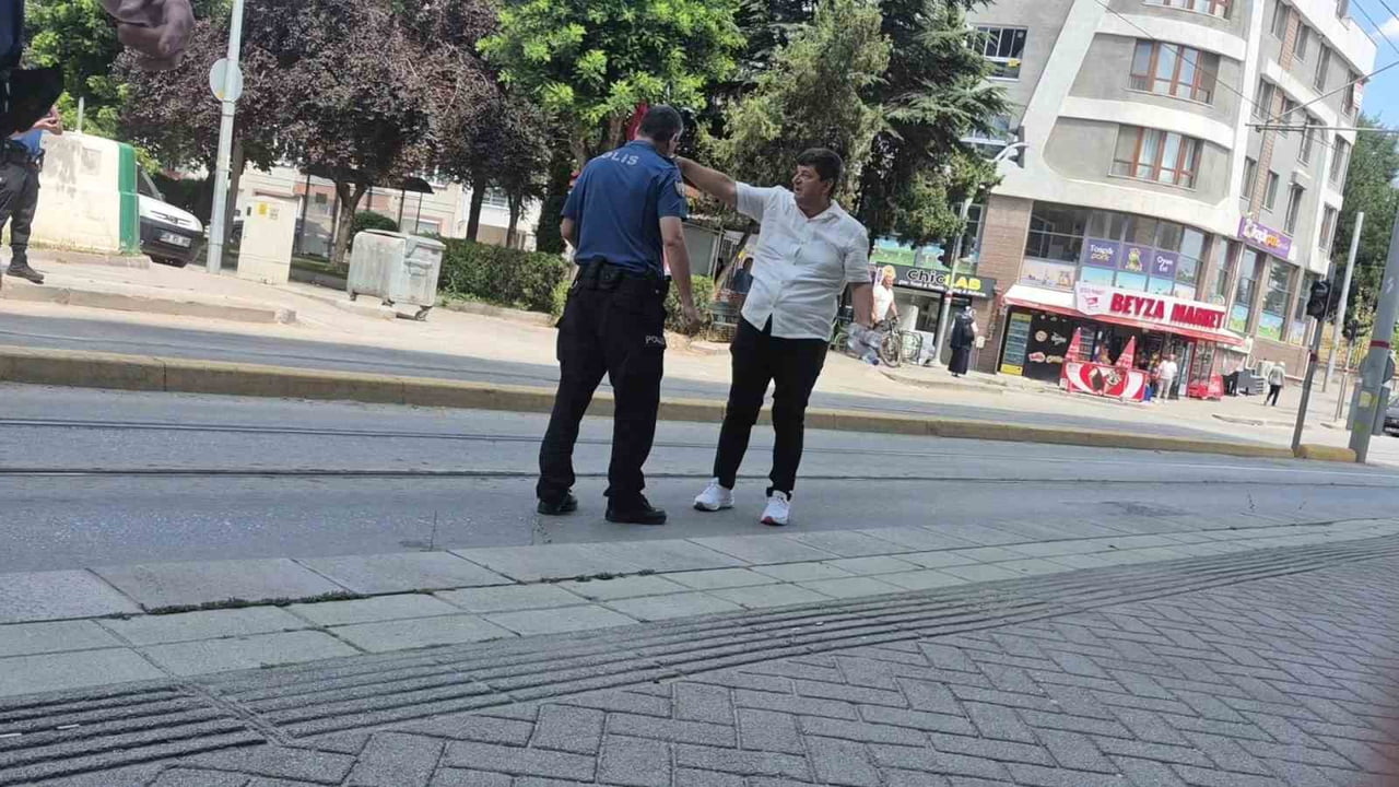 ESKİŞEHİR'DE AKRABALAR ARASINDA ÇIKAN KAVGADA YARALANAN 2 KİŞİYE SAĞLIK EKİPLERİ MÜDAHALE...