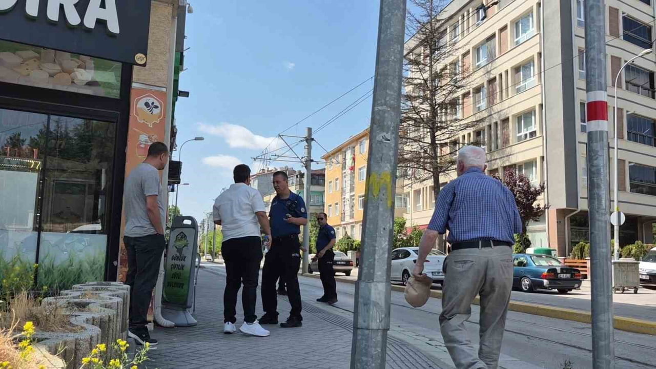 ESKİŞEHİR'DE AKRABALAR ARASINDA ÇIKAN KAVGADA YARALANAN 2 KİŞİYE SAĞLIK EKİPLERİ MÜDAHALE...