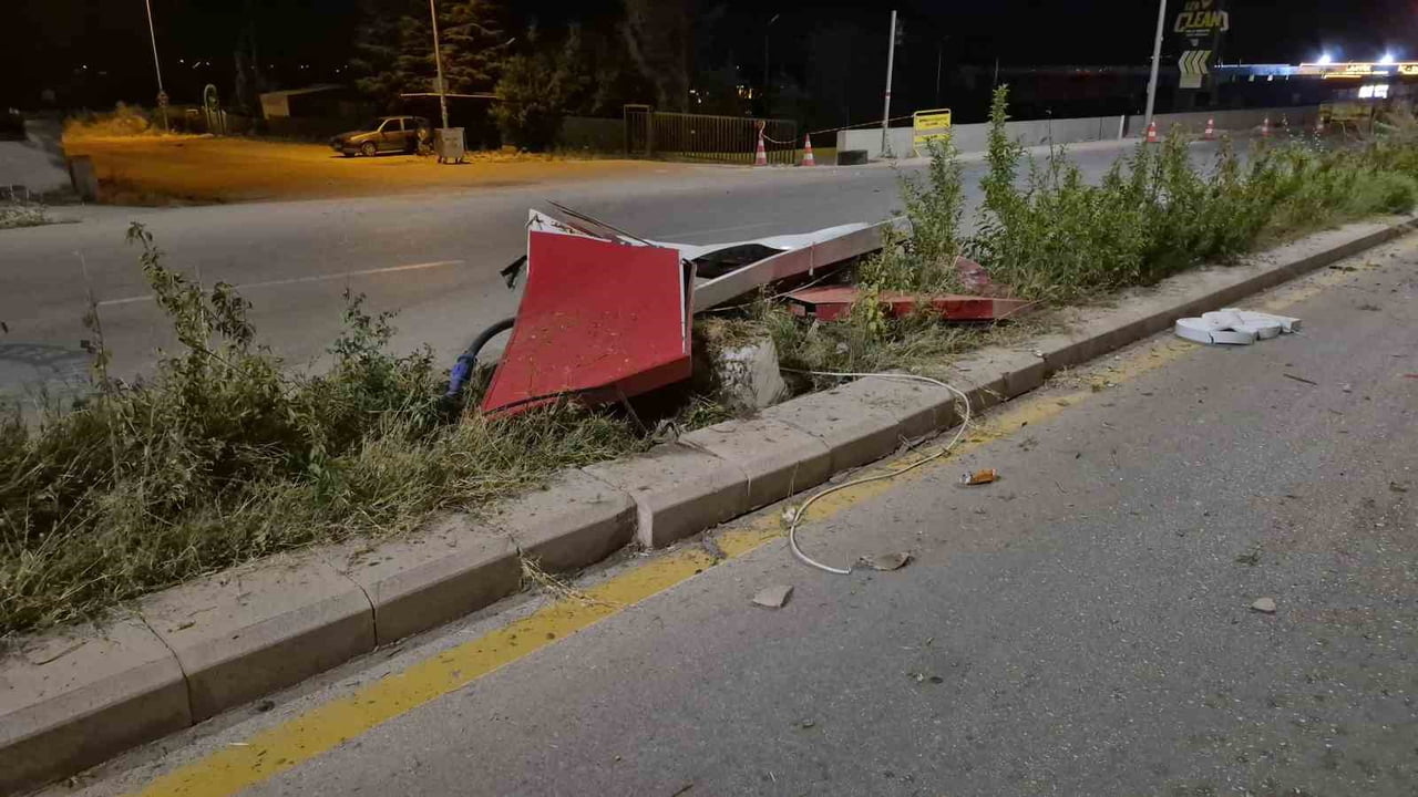 ESKİŞEHİR'DE ALKOLLÜ SÜRÜCÜNÜN İDARESİNDE ORTA REFÜJDEKİ TABELAYI DEVİREN VE SOL TEKERLEKLERİ...