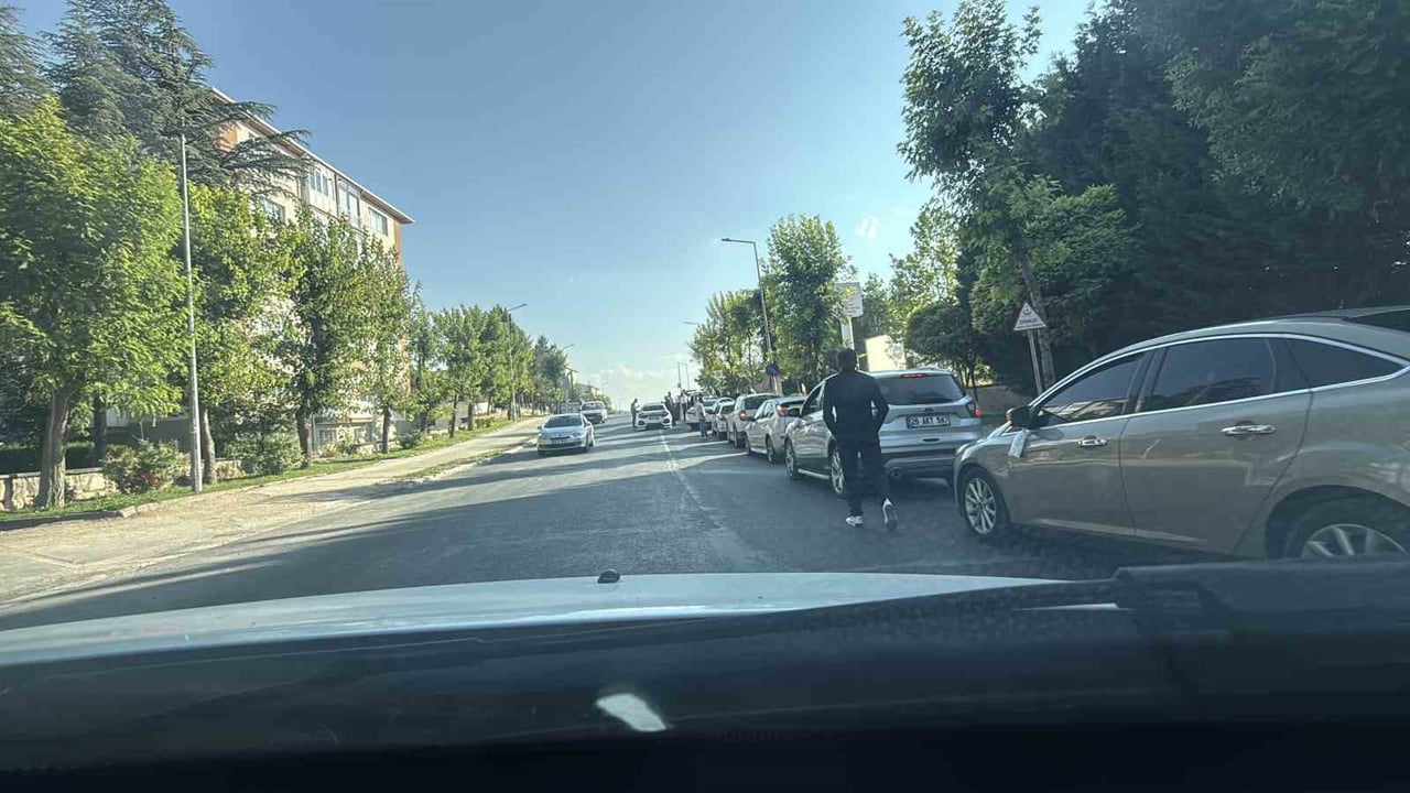 ESKİŞEHİR'DE AMBULANSLARIN GİRİŞ-ÇIKIŞ BAŞHEKİMLİK KAPISI ÖNÜNE PARK EDEN DÜĞÜN KONVOYU, OLASI BİR...