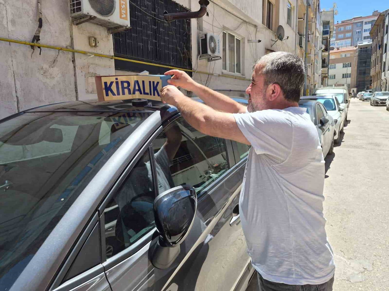 ESKİŞEHİR'DE ARAÇ KİRALAMA SEKTÖRÜNDE FAALİYET GÖSTEREN HASAN KÖLE, YAZ SEZONUNUN GELMESİYLE...