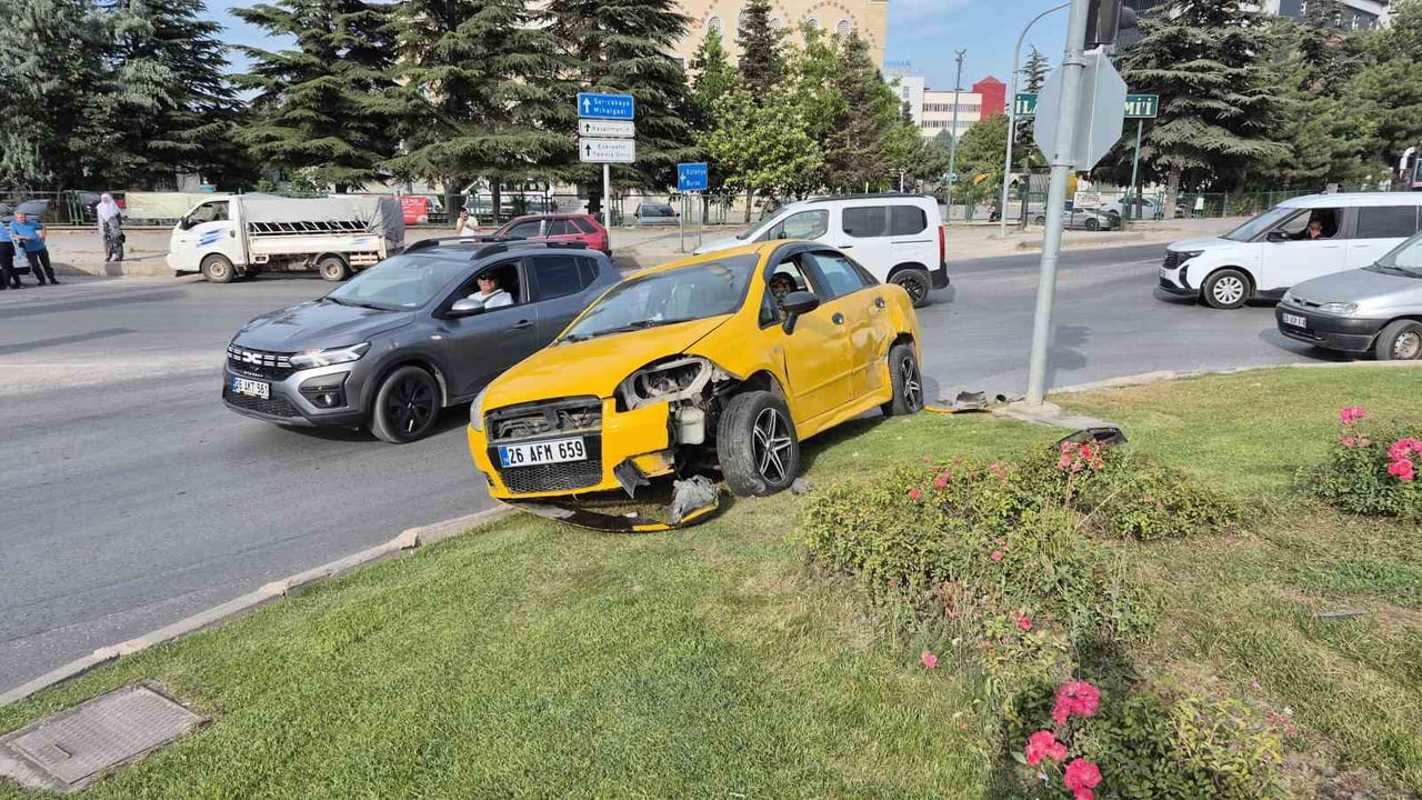 ESKİŞEHİR'DE BAŞKA BİR ARAÇ İLE ÇARPIŞAN OTOMOBİLİN DÖNER KAVŞAKTAKİ REFÜJE ÇIKTIĞI TRAFİK KAZASI...