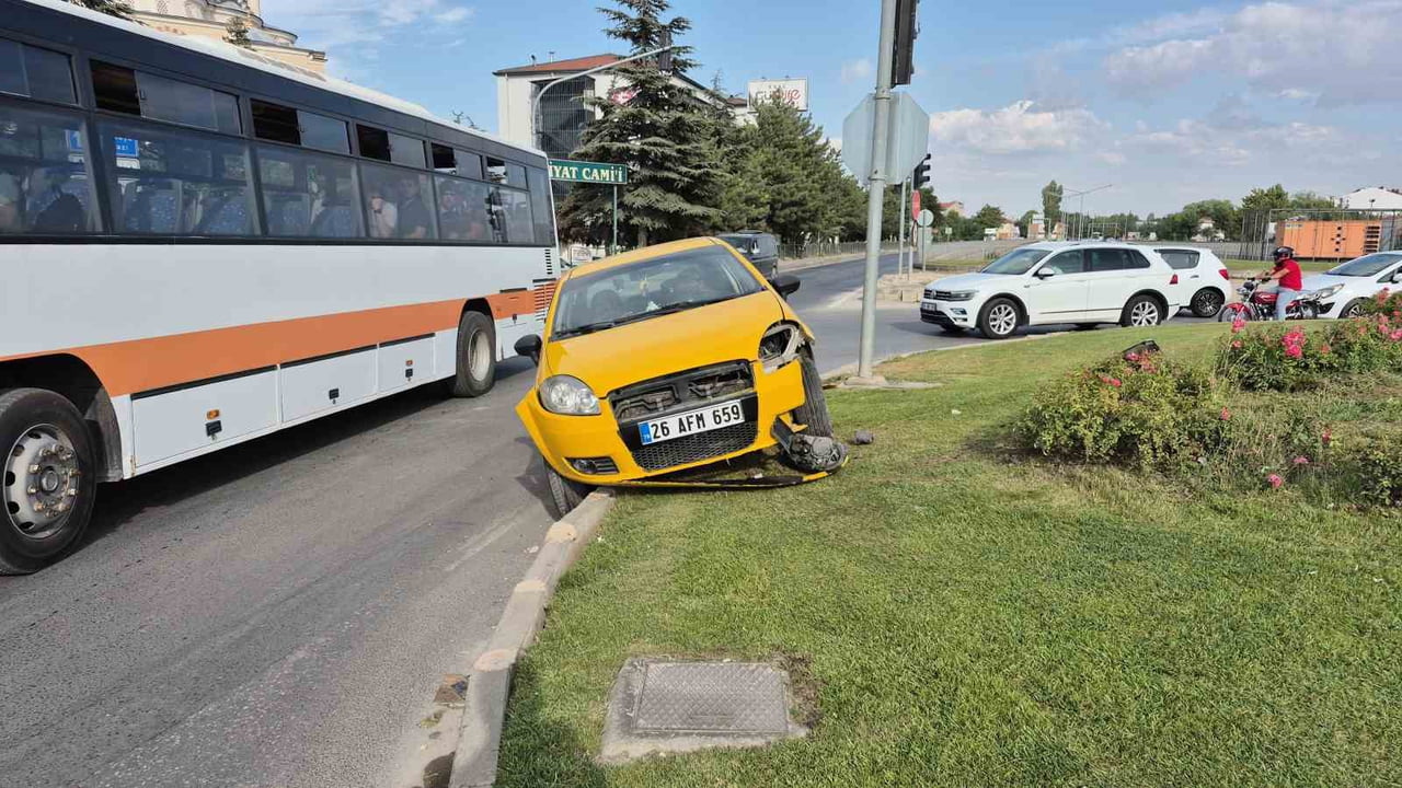 ESKİŞEHİR'DE BAŞKA BİR ARAÇ İLE ÇARPIŞAN OTOMOBİLİN DÖNER KAVŞAKTAKİ REFÜJE ÇIKTIĞI TRAFİK KAZASI...