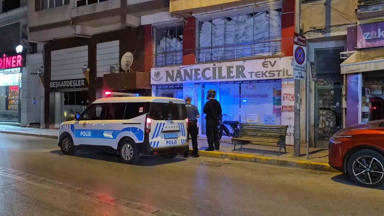ESKİŞEHİR'DE BİR BİNANIN CAMINI KIRAN VE OLAY ESNASINDA YARALANAN ŞÜPHELİ ŞAHIS, ÇEVRE ESNAFI...