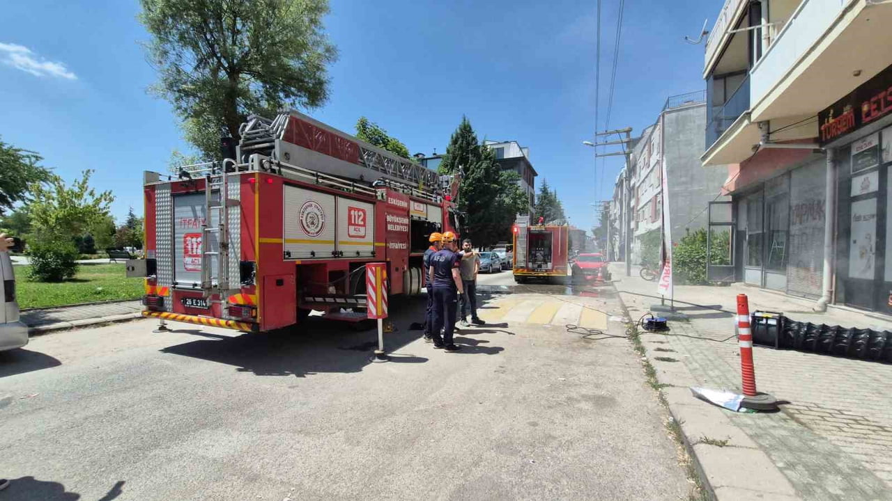 ESKİŞEHİR'DE BİR DÜKKANDA HENÜZ BİLİNMEYEN BİR SEBEPLE ÇIKAN YANGINDA 3'Ü HASTANEYE KALDIRILAN...