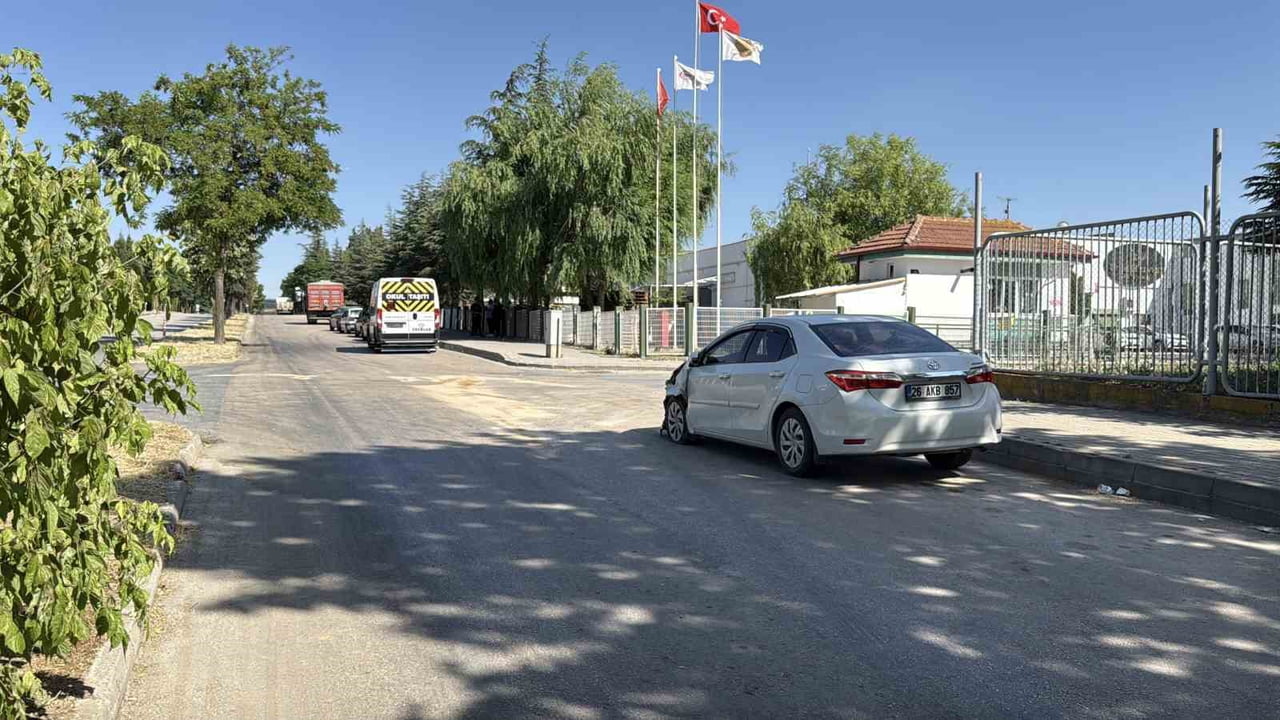 ESKİŞEHİR'DE BİR İŞÇİ SERVİSİ İLE OTOMOBİLİN ÇARPIŞMASI SONUCU MEYDANA GELEN TRAFİK KAZASINDA...