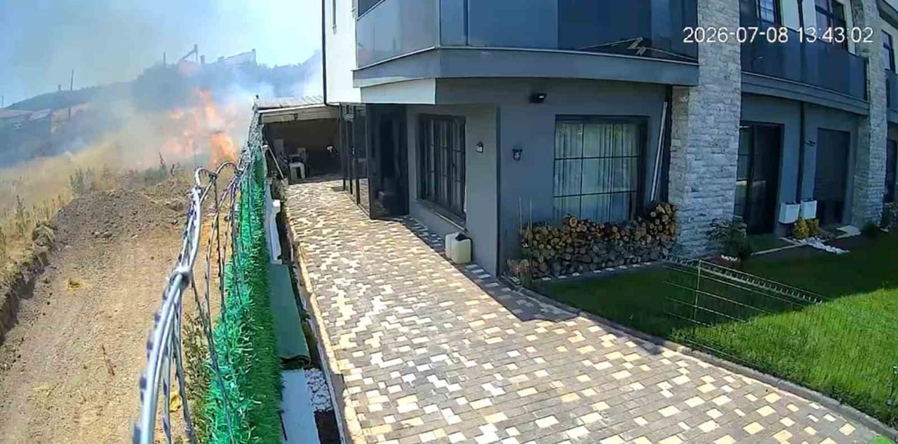ESKİŞEHİR'DE BİR MÜSTAKİL EVİN BAHÇESİNE GİREN İNŞAAT İŞÇİSİNİN ELİNDEKİ SİGARAYI YERE DÜŞÜRMESİ...