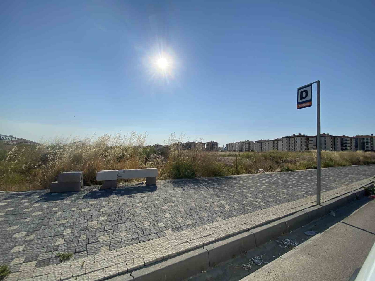 ESKİŞEHİR'DE BİR OTOBÜS DURAĞINDA BANK BULUNMAMASI ÜZERİNE VATANDAŞLAR KENDİ İMKANLARI İLE...