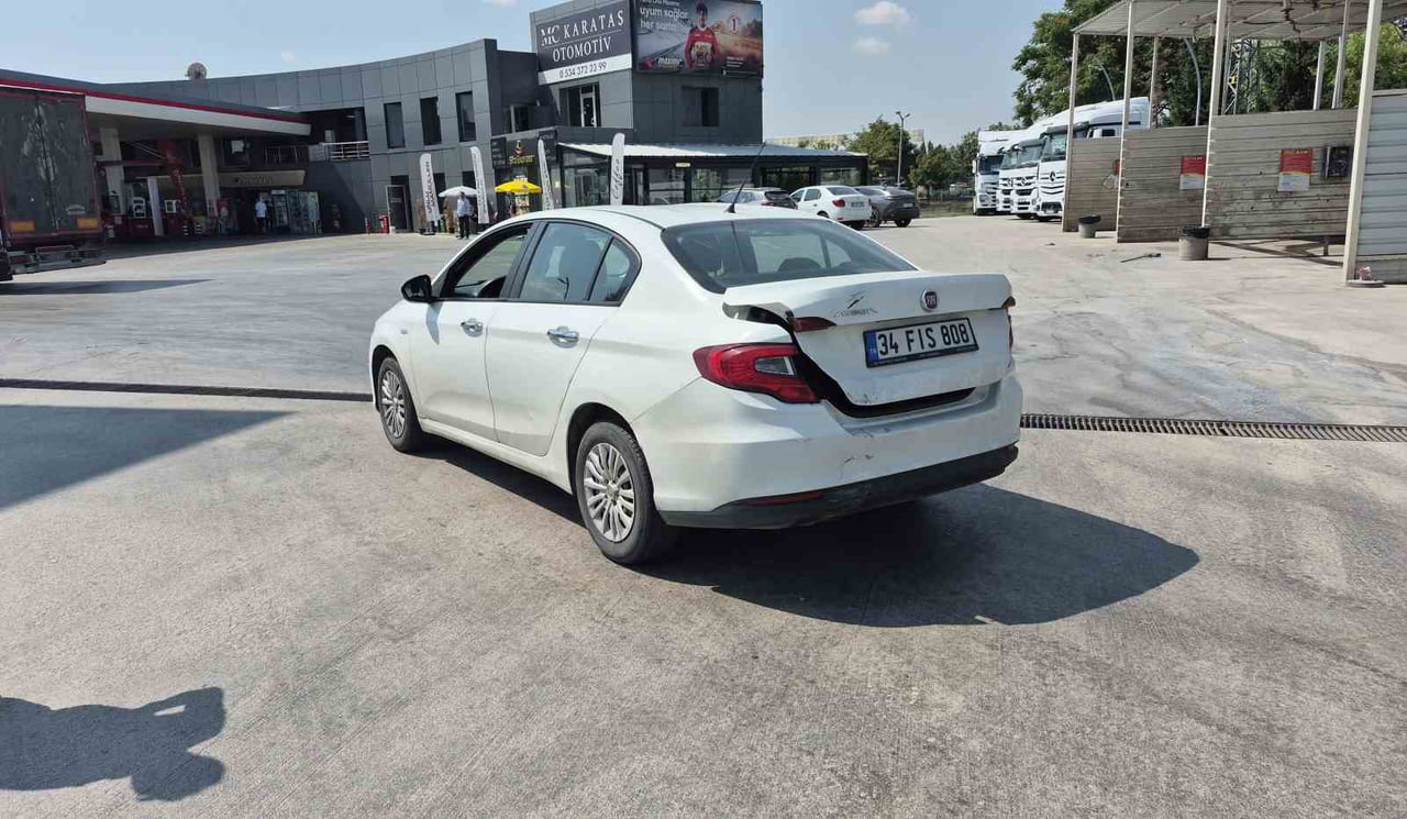 ESKİŞEHİR'DE BİR OTOMOBİLE ARKADAN ÇARPAN MOTOSİKLETİN YARALANAN SÜRÜCÜSÜ HASTANEYE...