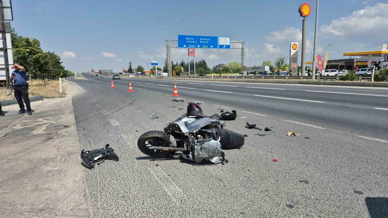 ESKİŞEHİR'DE BİR OTOMOBİLE ARKADAN ÇARPAN MOTOSİKLETİN YARALANAN SÜRÜCÜSÜ HASTANEYE...