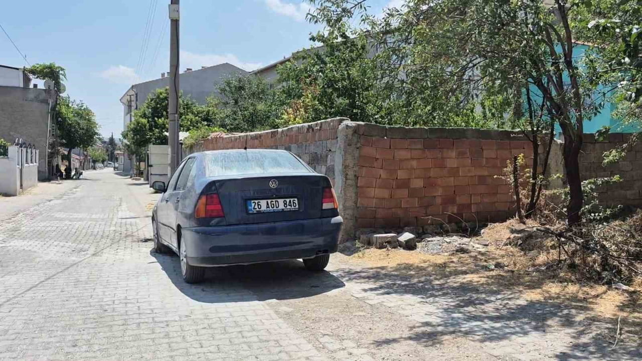 ESKİŞEHİR'DE BİR OTOMOBİLİN İÇ ELEKTRİK AKSAMINDAN ÇIKAN YANGIN, İTFAİYE EKİPLERİNİN HIZLI...
