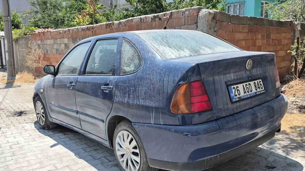 ESKİŞEHİR'DE BİR OTOMOBİLİN İÇ ELEKTRİK AKSAMINDAN ÇIKAN YANGIN, İTFAİYE EKİPLERİNİN HIZLI...