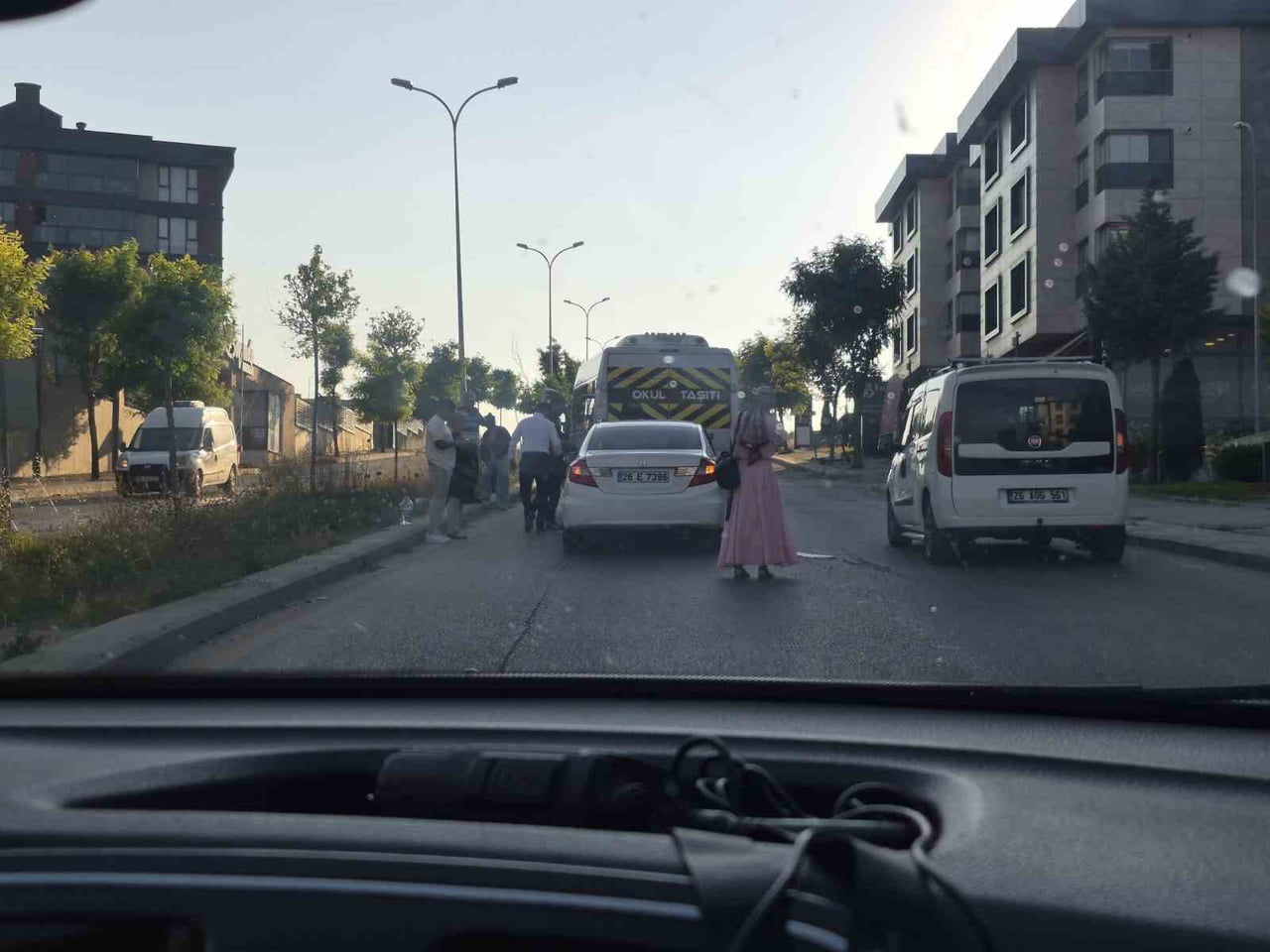 ESKİŞEHİR'DE BİR OTOMOBİLİN SERVİS ARACINA ARKADAN ÇARPMASI SONUCU MEYDANA GELEN TRAFİK KAZASI...
