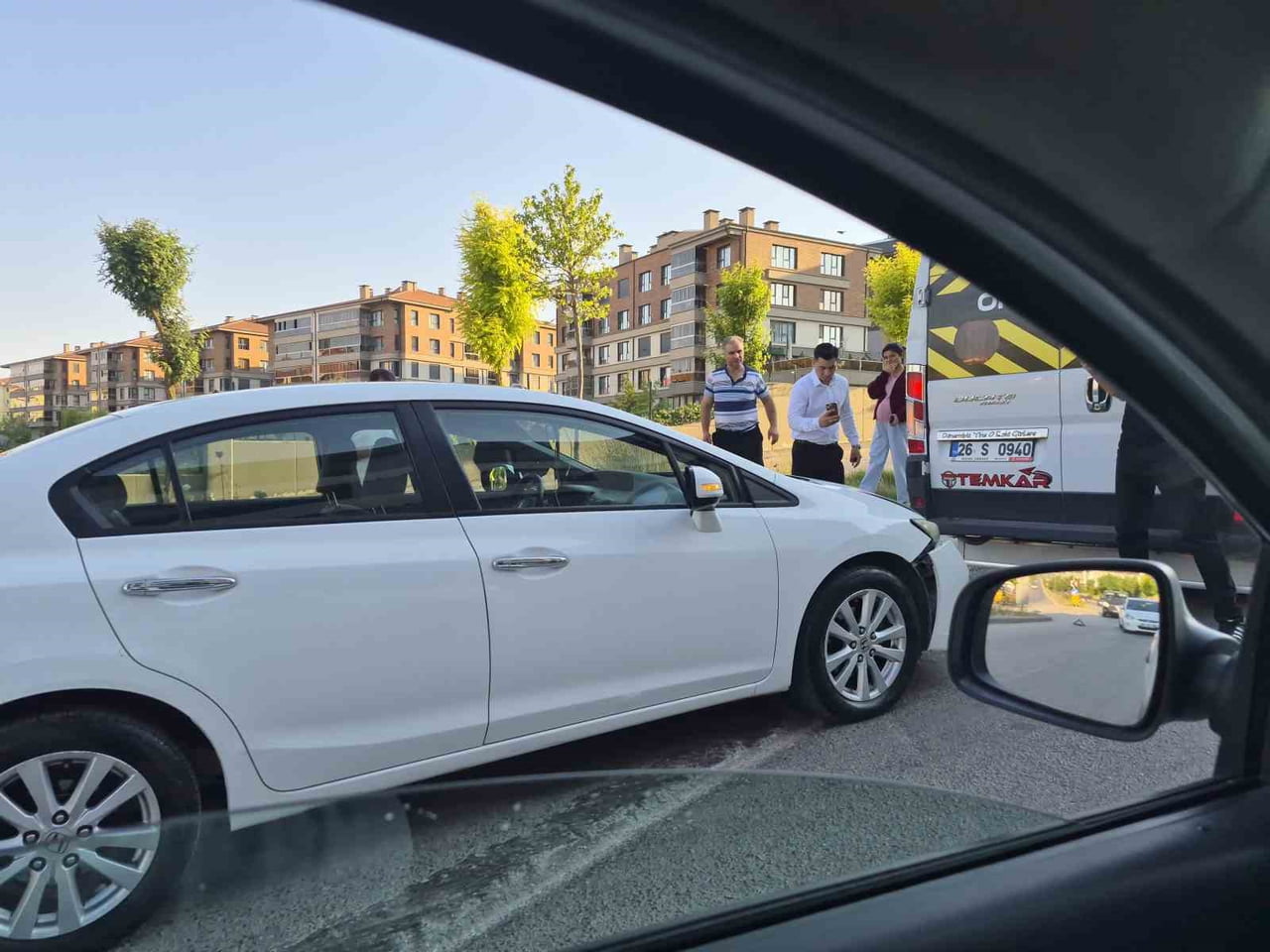 ESKİŞEHİR'DE BİR OTOMOBİLİN SERVİS ARACINA ARKADAN ÇARPMASI SONUCU MEYDANA GELEN TRAFİK KAZASI...