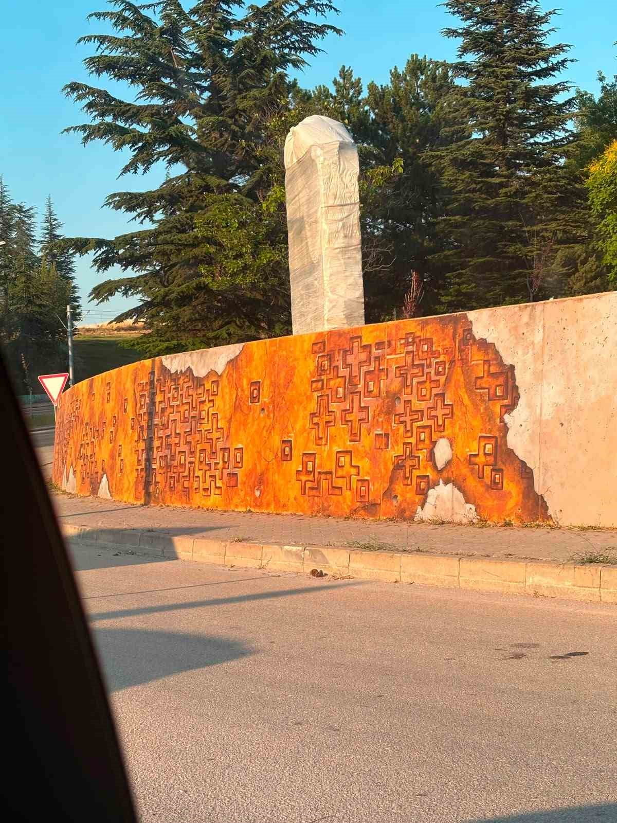 ESKİŞEHİR'DE BİR PARKIN DUVARLARININ HAÇ FİGÜRLERİ İLE DOLDURULMASINA TEPKİ GÖSTEREN MEMUR-SEN İL...