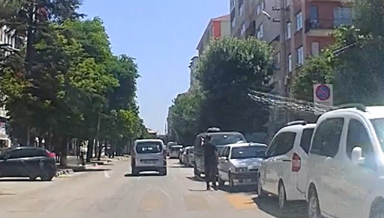 ESKİŞEHİR'DE BİR VATANDAŞ YAYA GEÇİTİNDEN GEÇMEYE ÇALIŞACAĞI SIRADA CADDEDEN GELEN ARACA DUR...