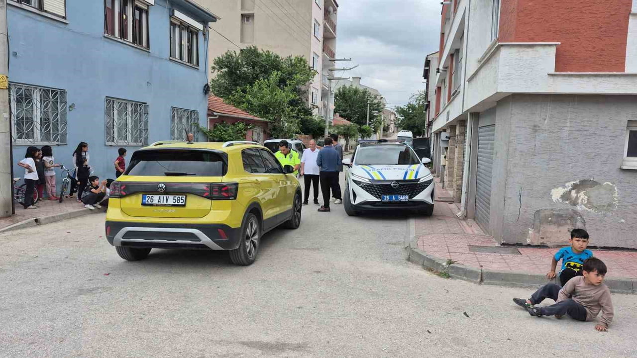 ESKİŞEHİR'DE BİSİKLETİYLE KAVŞAKTAN GEÇEN 6 YAŞINDAKİ ÇOCUĞUN BİR SUV ARAÇLA ÇARPIŞTIĞI ANLAR...