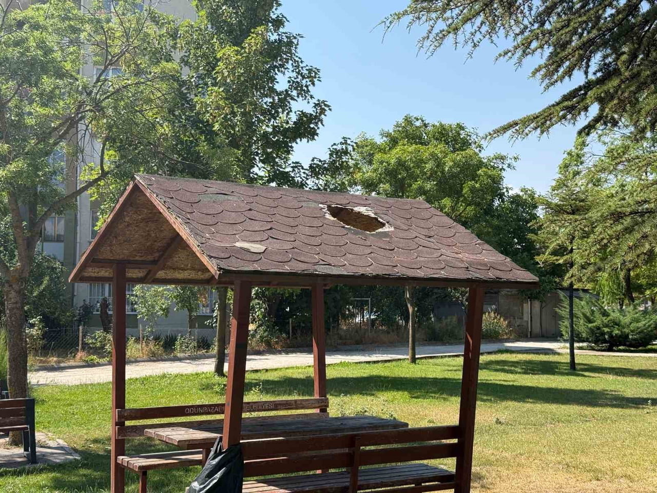 ESKİŞEHİR'DE BULUNAN BİR KAMELYANIN ÇATISINDA HENÜZ BİLİNMEYEN BİR NEDENLE DELİK AÇILDI.