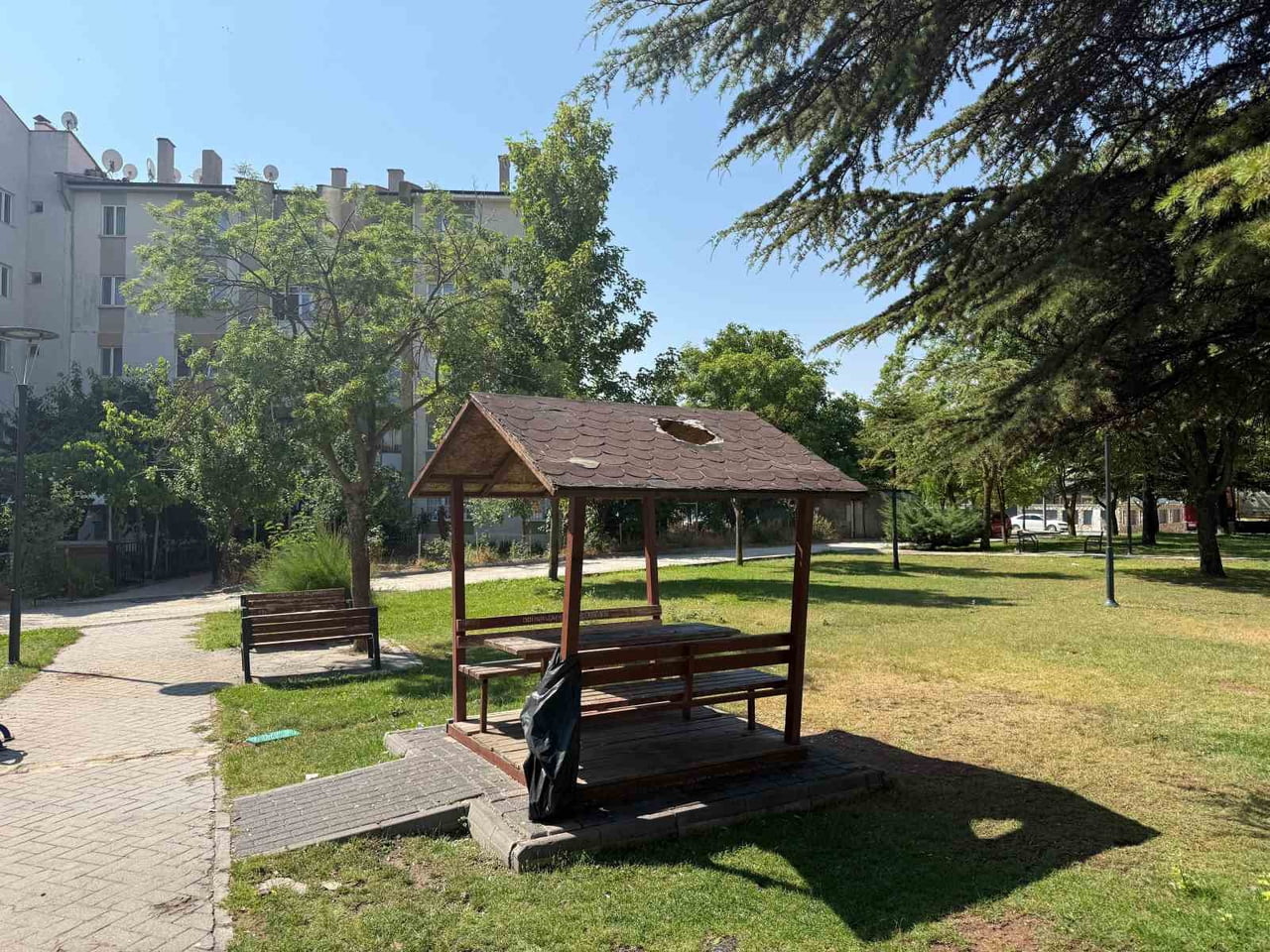 ESKİŞEHİR'DE BULUNAN BİR KAMELYANIN ÇATISINDA HENÜZ BİLİNMEYEN BİR NEDENLE DELİK AÇILDI.